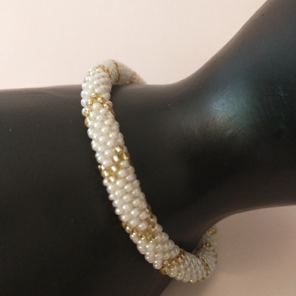 SASHKA HANDMADE GLASS BEAD BRACELET GOLD AND IVORY COLOR ONE SIZE FITS ALL